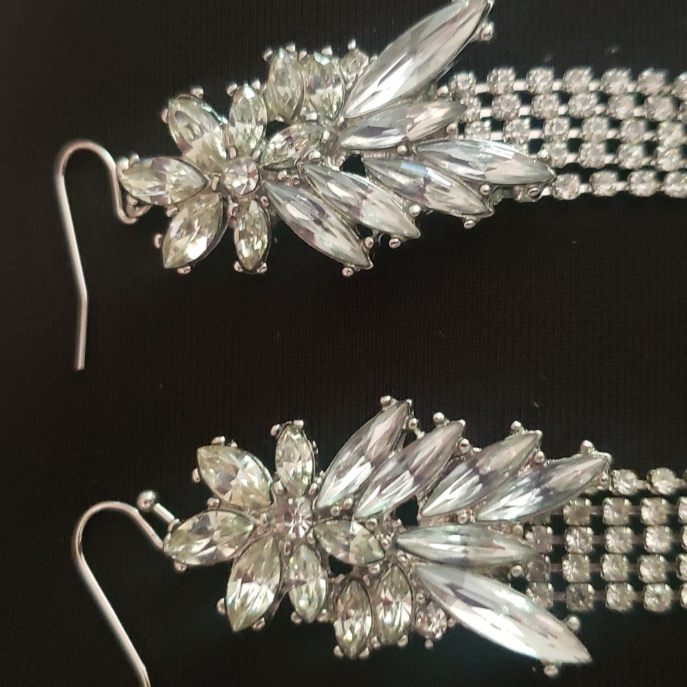 Gorgeous luxurious Crystal Rhinestone pierced earrings, dangle - Picture 2 of 4